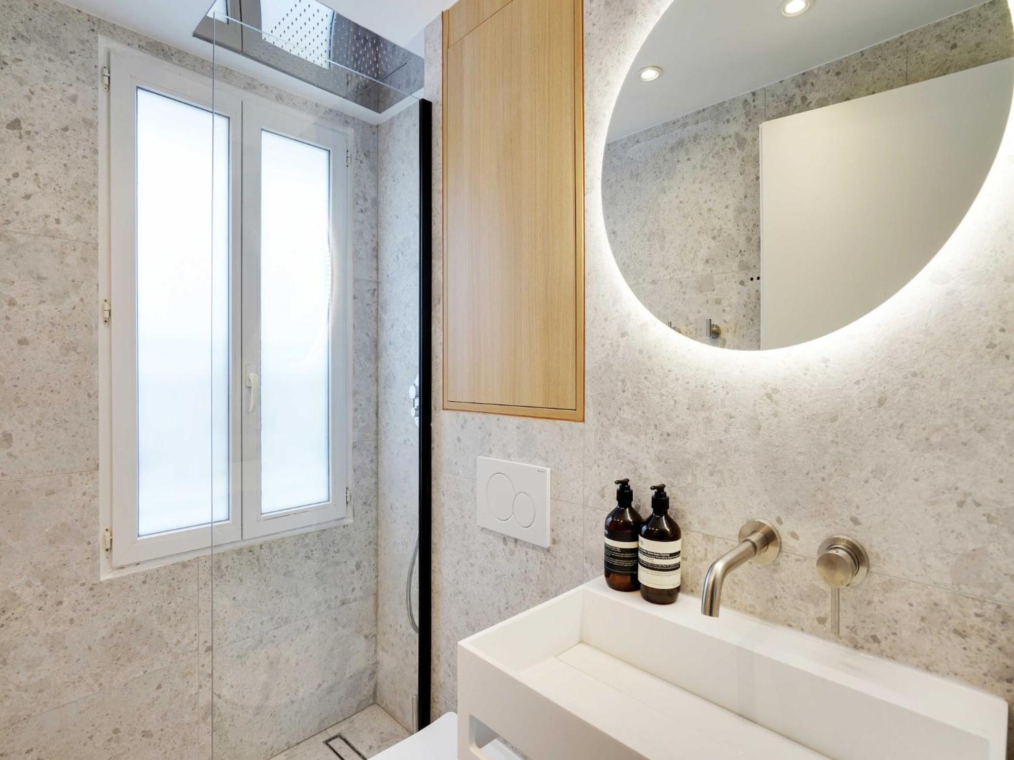 Modern With Balcony - 1br 2p - Saint Lazare Paris